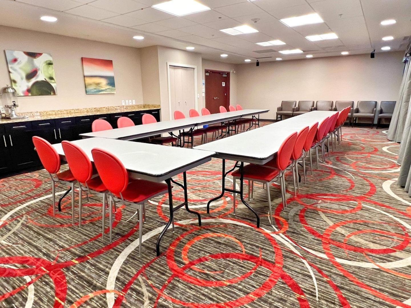 Chateau Inn & Suites Bonnyville Экстерьер фото