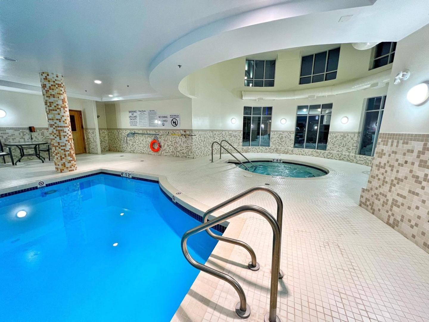 Chateau Inn & Suites Bonnyville Экстерьер фото