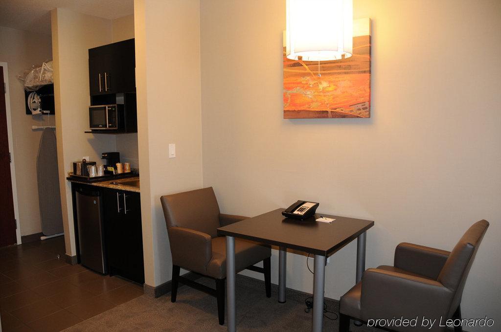 Chateau Inn & Suites Bonnyville Экстерьер фото